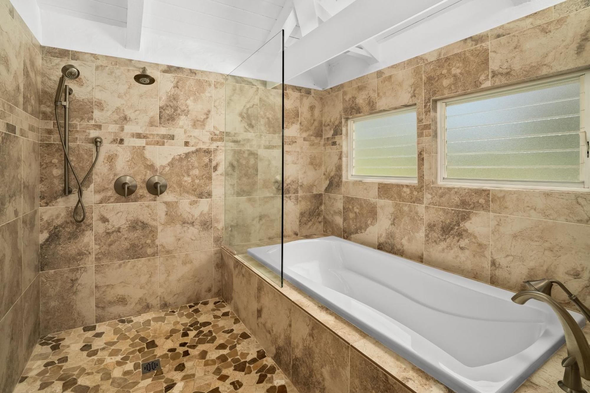 Coral Hale 5br 3ba Luxury Home, Ac, Hot Tub And Stunning Views Princeville
