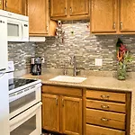 Pristine Lihue Condo With Balcony Walk To Beach!