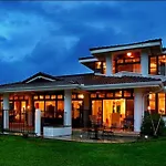 Elegant Home With Hot Tub And Pool In Princeville