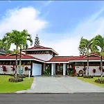 Elegant Home With Hot Tub And Pool In Princeville