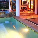 Elegant Home With Hot Tub And Pool In Princeville