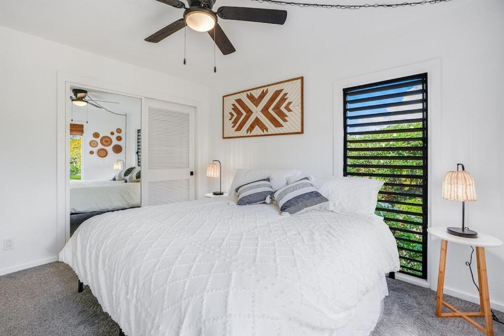 Honu He'e Nalu - The Surfing Turtle - Ocean & Beachfront! Stunning Views! Holiday home