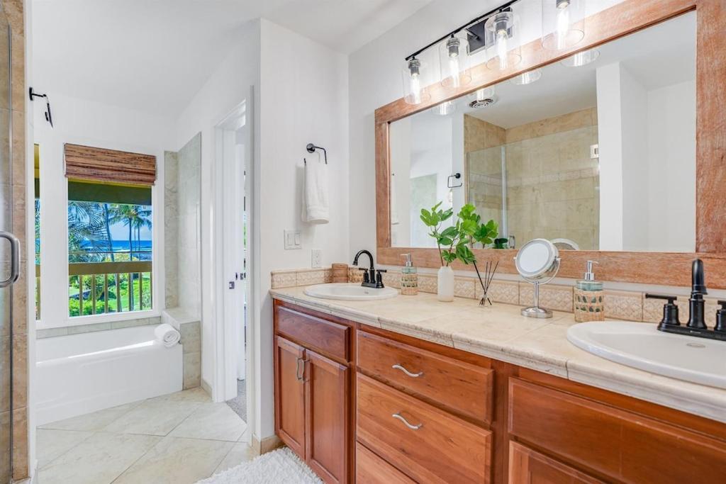 Honu He'e Nalu - The Surfing Turtle - Ocean & Beachfront! Stunning Views! Holiday home Koloa