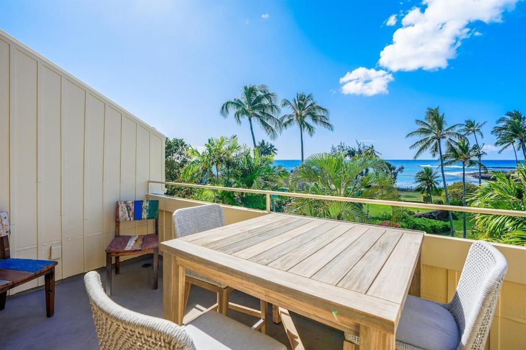 Honu He'e Nalu - The Surfing Turtle - Ocean & Beachfront! Stunning Views! Holiday home *