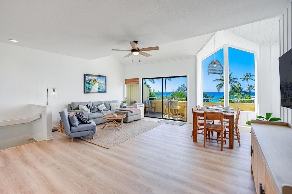 Honu He'e Nalu - The Surfing Turtle - Ocean & Beachfront! Stunning Views! Holiday home *