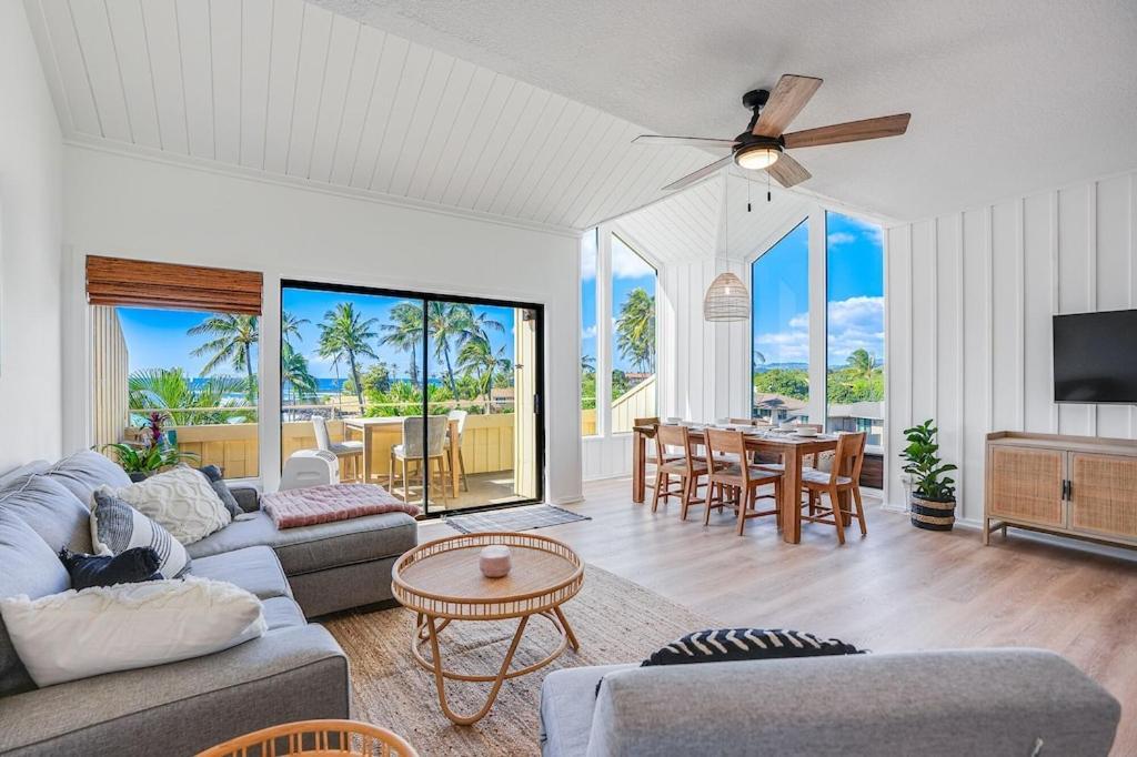 Honu He'e Nalu - The Surfing Turtle - Ocean & Beachfront! Stunning Views! Holiday home Koloa