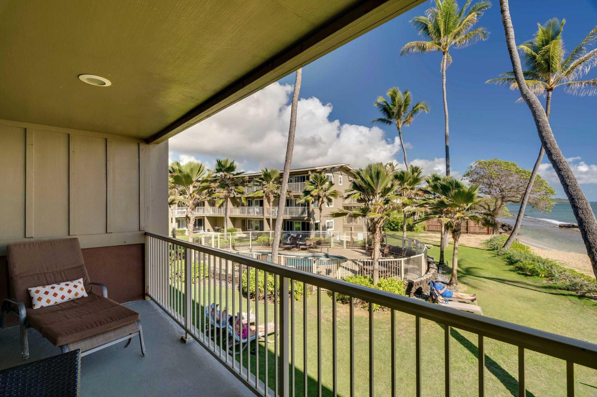 Waipouli Beachfront With Balcony And Ocean Views * Kapa'a