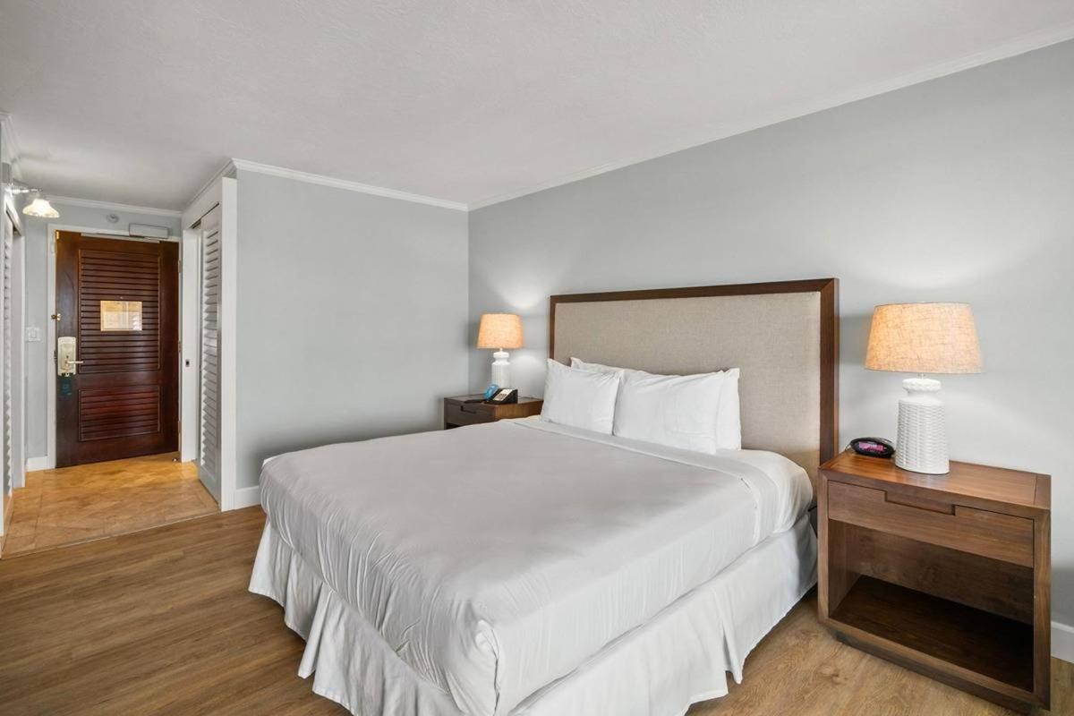 Chic Premier Garden Pool View Front 4-star Apartment *