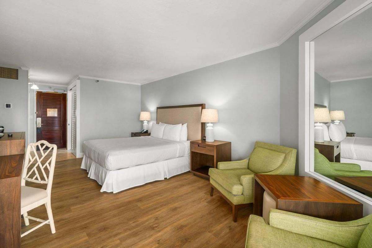 Chic Premier Garden Pool View Front 4-star Apartment *