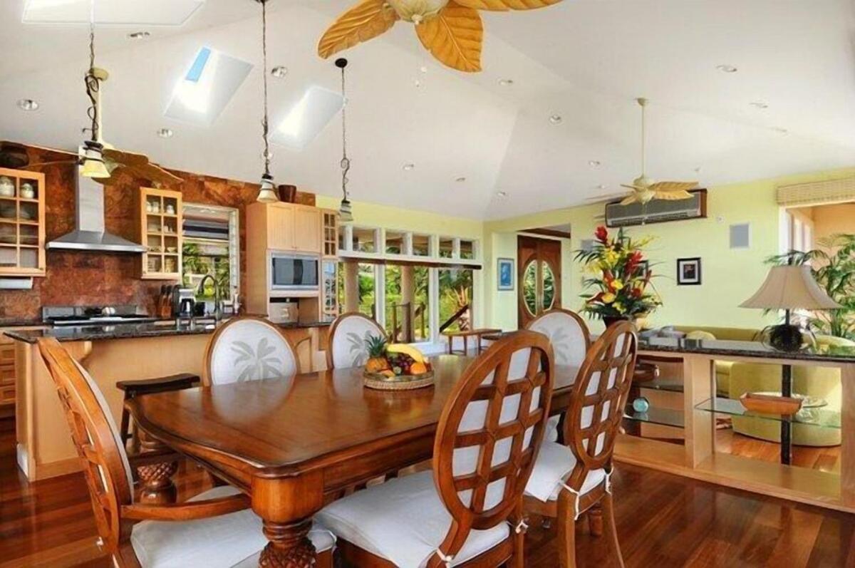 Ocean View, Beautiful Sunrise, Private Pool, Walk To Beaches Holiday home