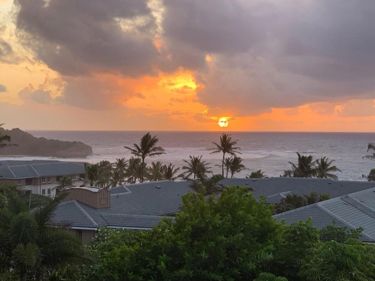 Ocean View, Beautiful Sunrise, Private Pool, Walk To Beaches Holiday home *