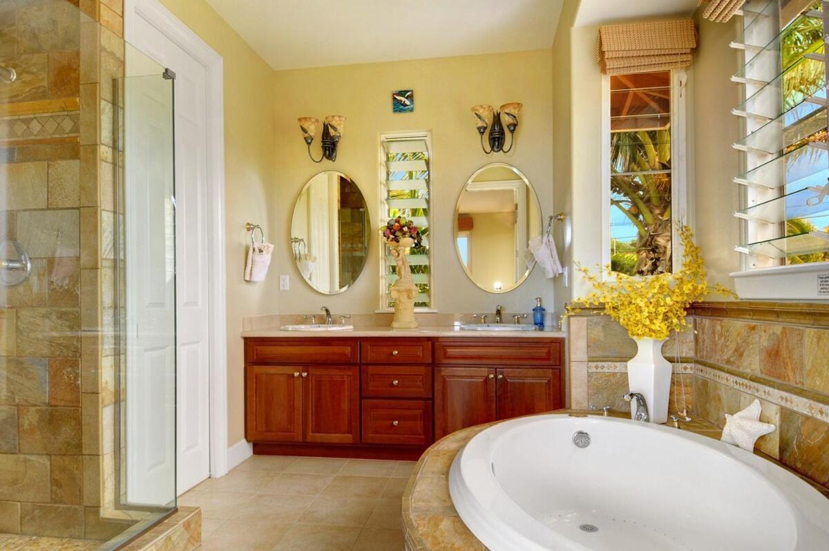 Ocean View, Beautiful Sunrise, Private Pool, Walk To Beaches Holiday home
